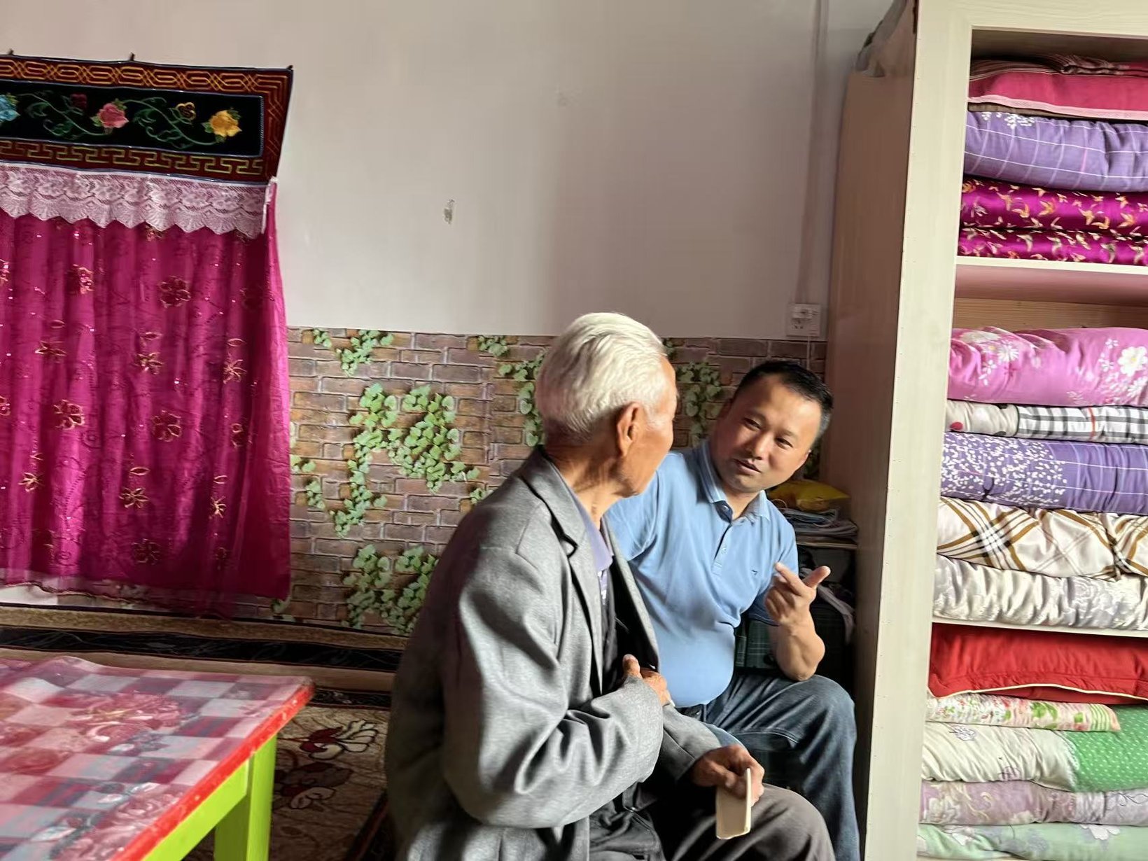 年近古稀的老人在温泉县讲述儿时在克勒涌珠泉边见到青色种牛的一幕