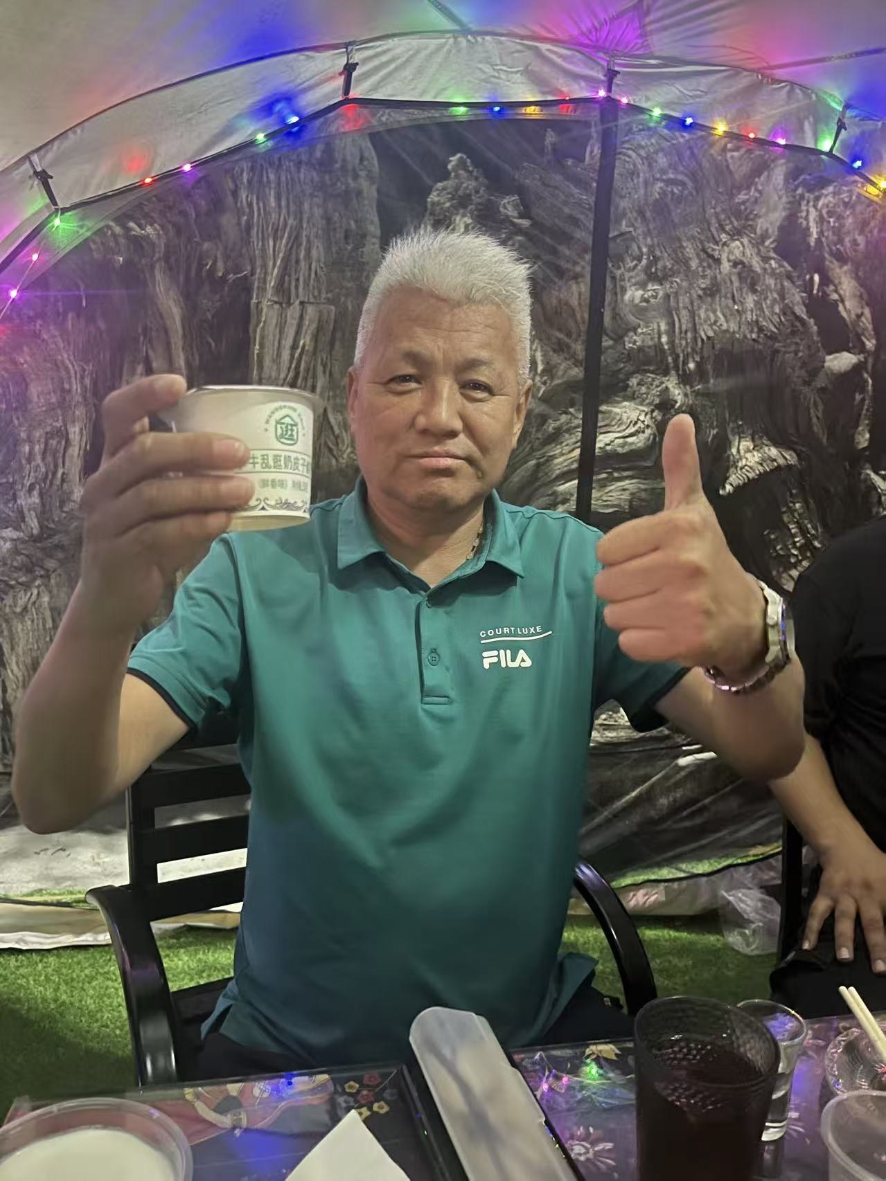 歌唱演员敖青在博尔塔拉的一家蒙古包餐厅，手持小牛乱逛奶皮子酸奶。