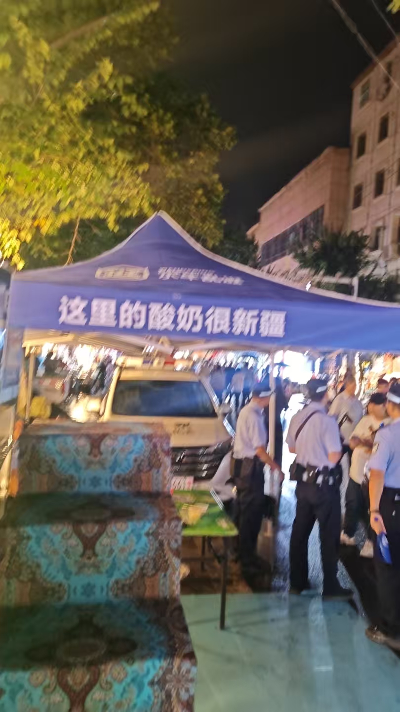 店内墙面上的一句话：“这里的酸奶很新疆”