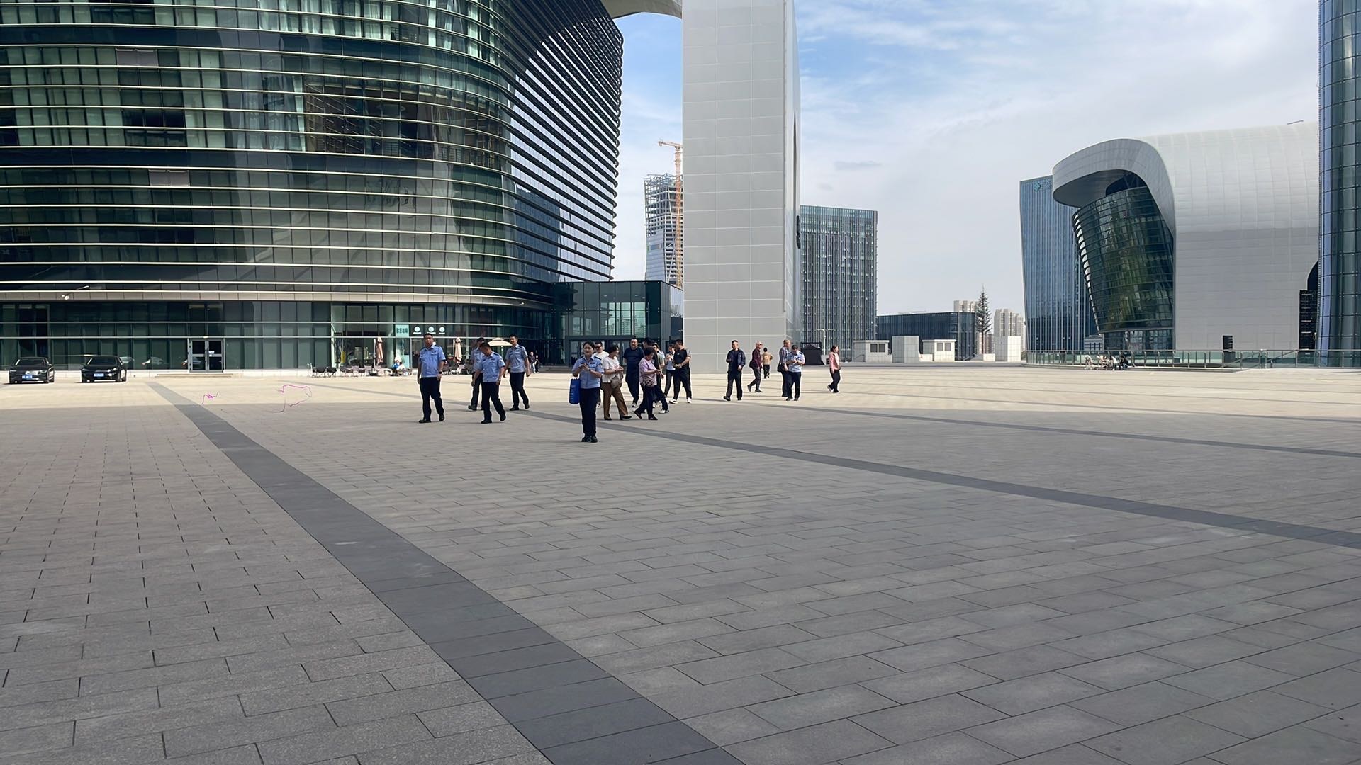 图 2 · 六座场馆环抱中心文化塔