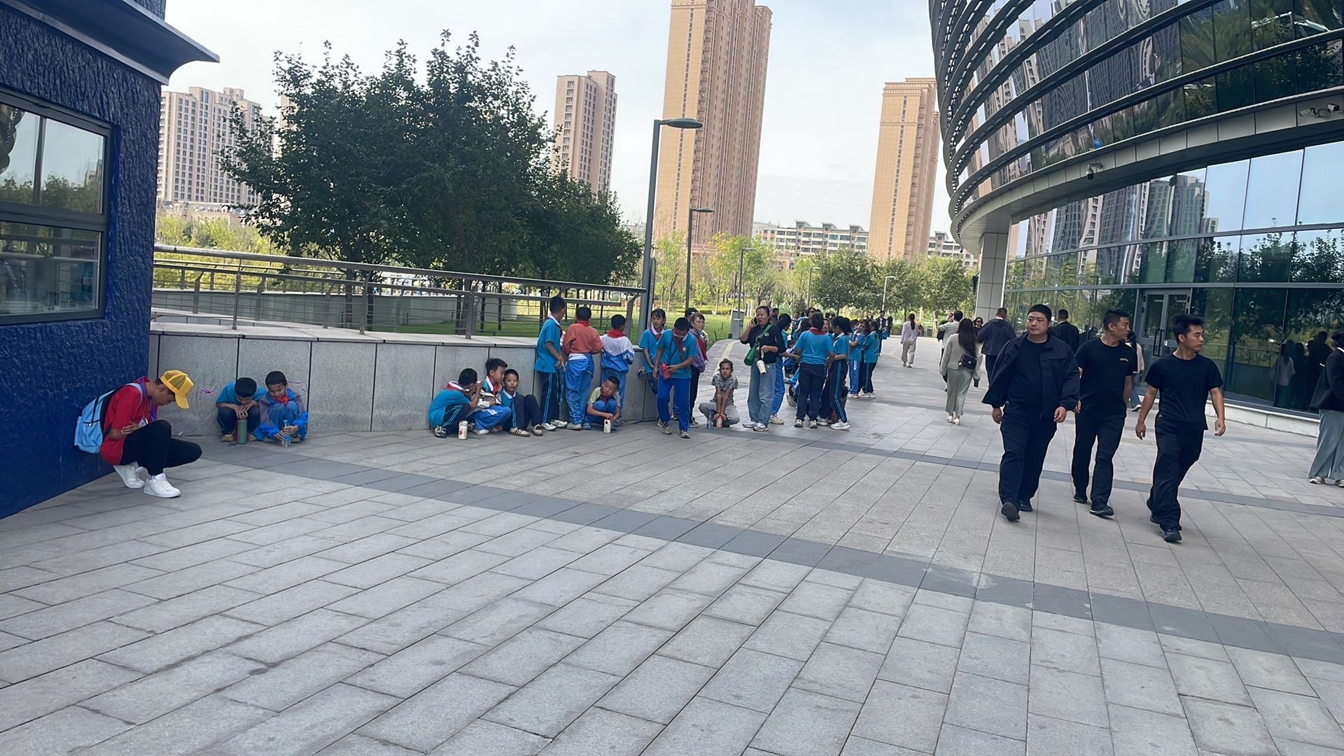 图 4 · 白日里的广场