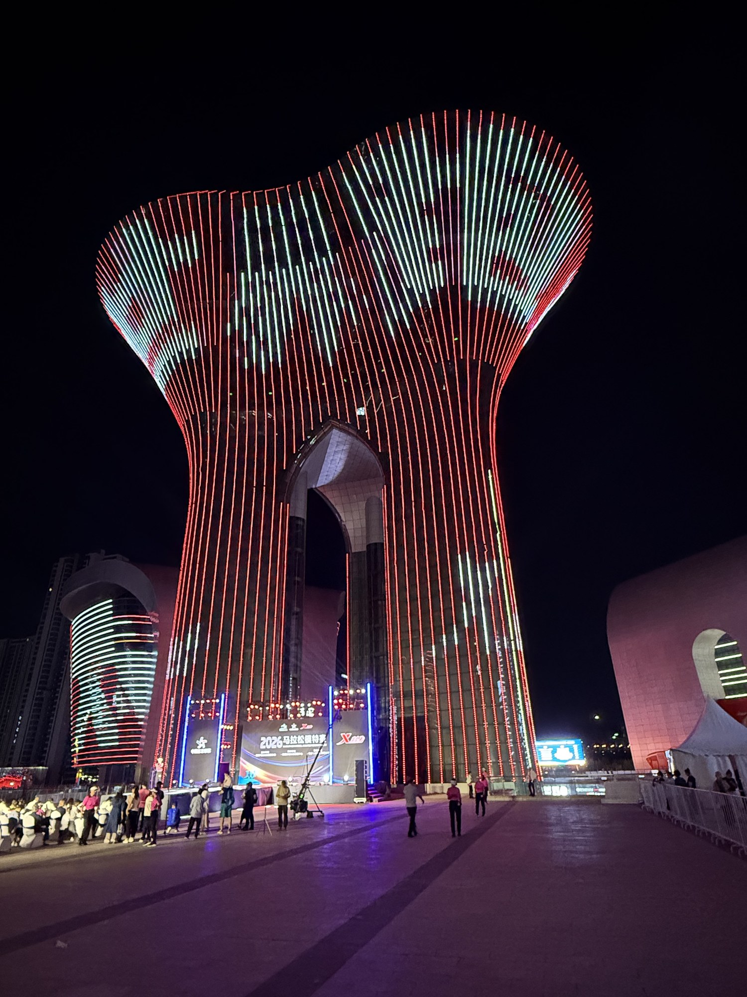 图 3 · 入夜后的中心文化塔