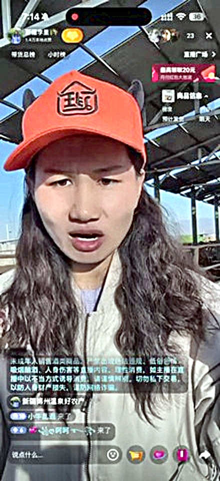 李妍的直播画面：一顶橙色小牛乱逛帽，手里是牛肉干和酸奶。