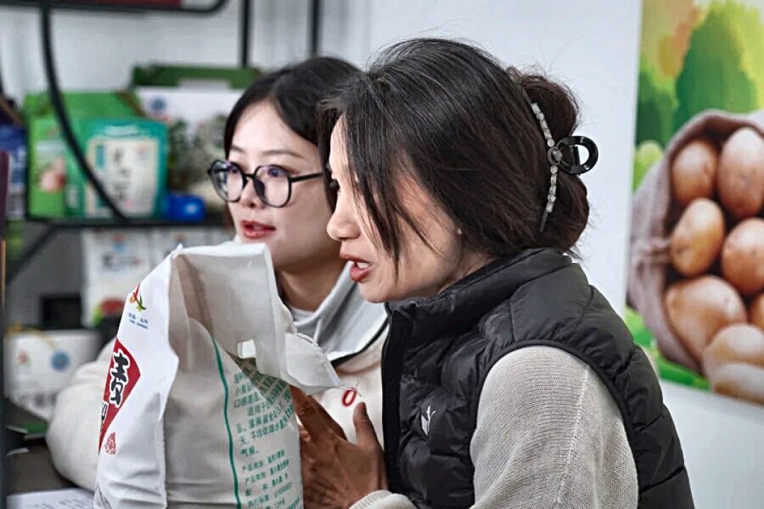 助农直播间里，工作人员在核对产品。
