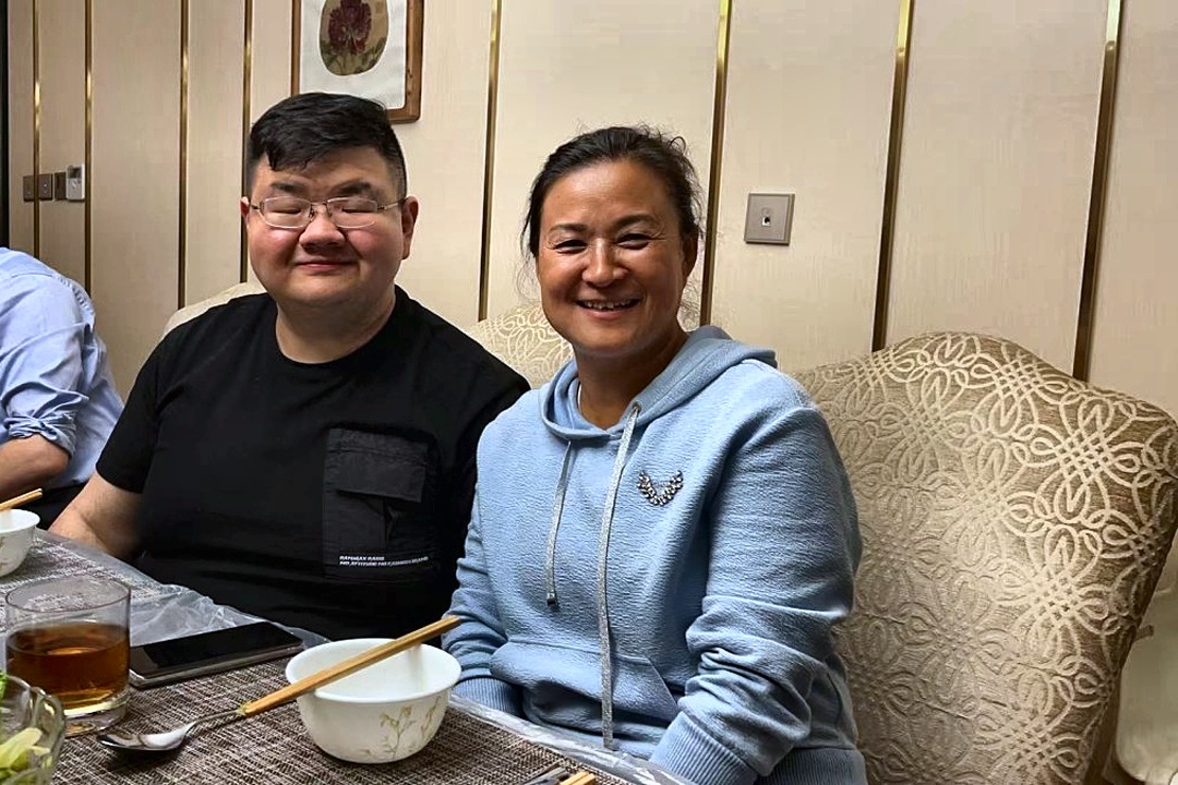 饭桌上的一次接待。