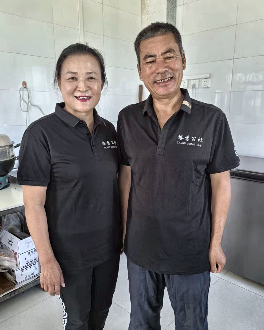 工装上印着“塔秀公社”。