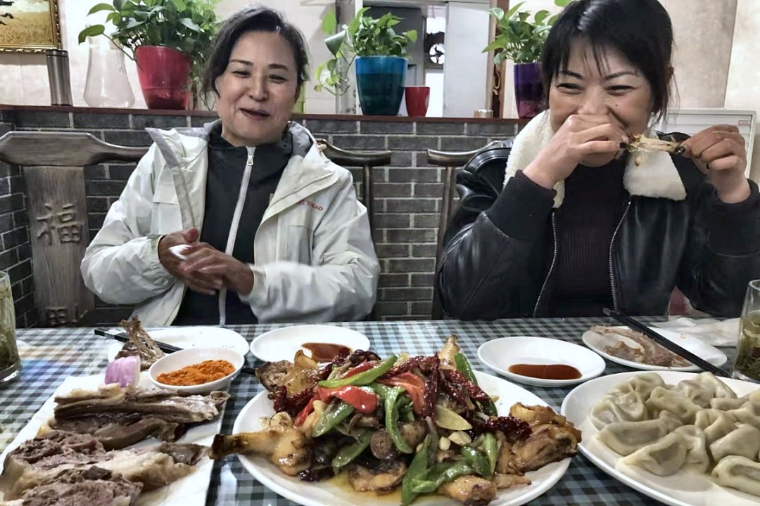 另一顿饭：手抓肉、辣子鸡、两盘饺子。