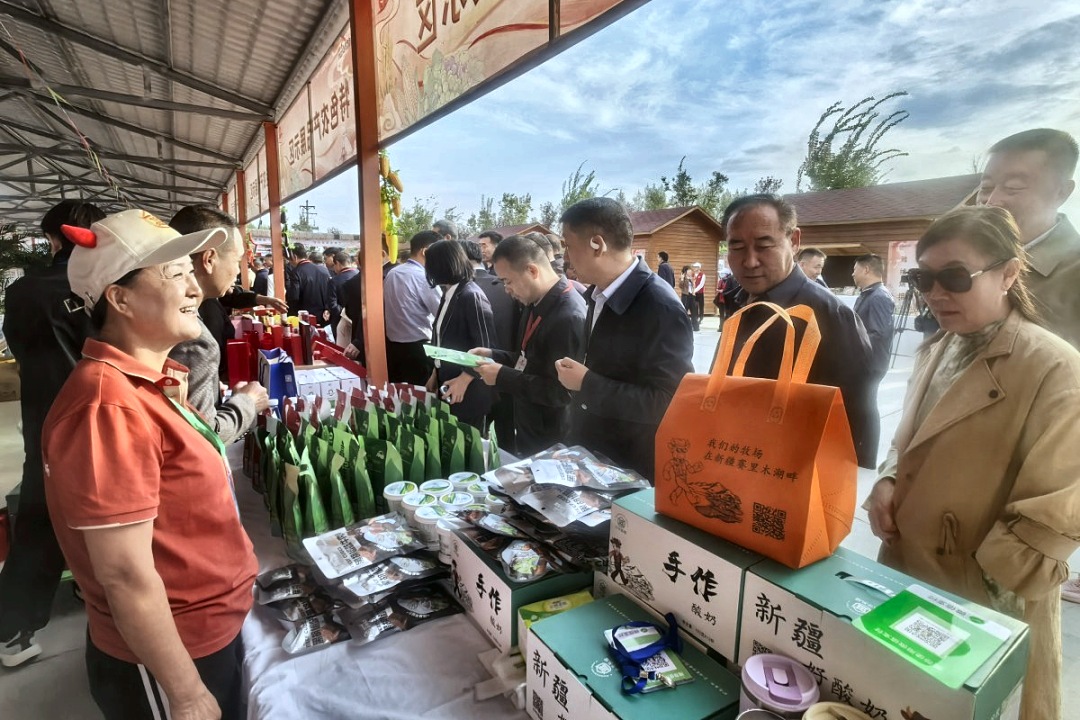 展销会的摊台：手工酸奶、奶皮子饼、牛肉块。