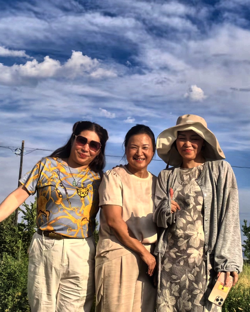 草地上，马大姐（中）和同伴们。