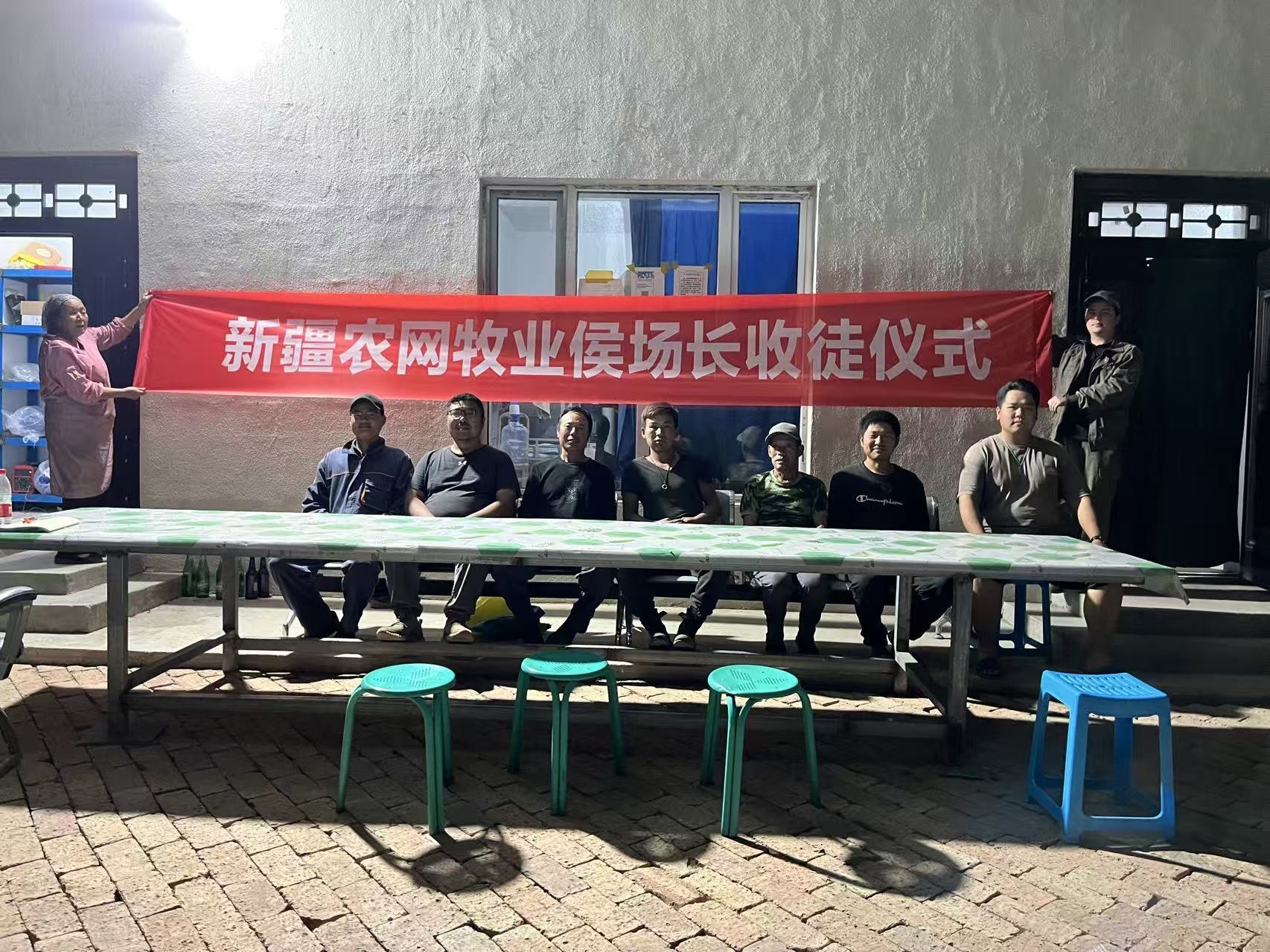 图 02 收徒仪式现场，长条桌后坐着一排人。