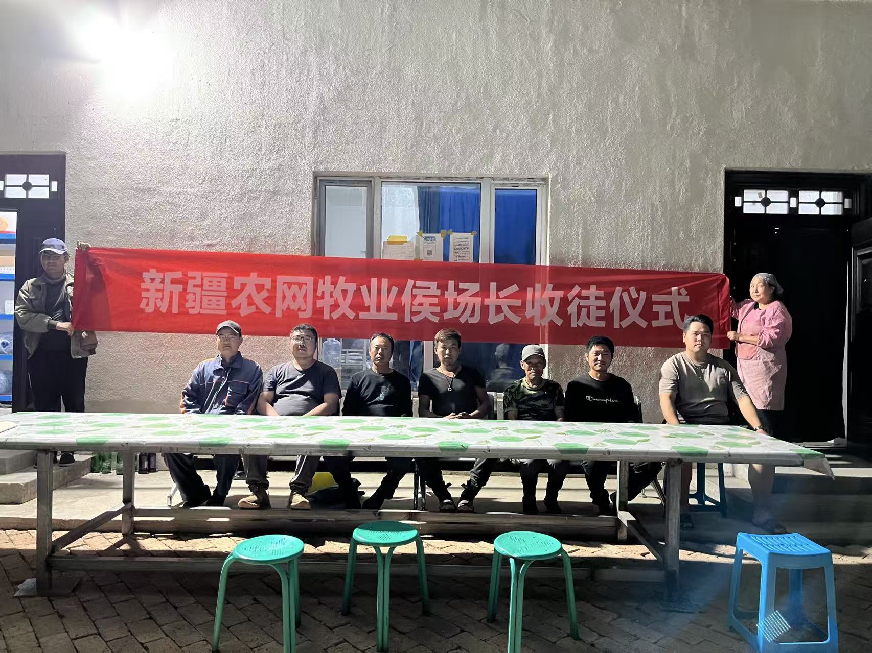 天黑透了，院里的灯还亮着。照片拍完，仪式就算完成了。